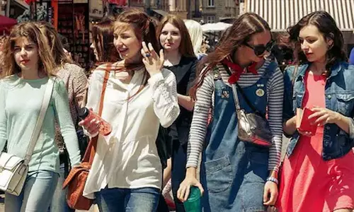 ജനസംഖ്യ കുറയുന്നു; പ്രസവത്തിനായി സ്‌കൂൾ വിദ്യാർഥിനികള്‍ക്ക് ഒരു ലക്ഷം രൂപ വാഗ്ദാനം ചെയ്ത് റഷ്യൻ നഗരം