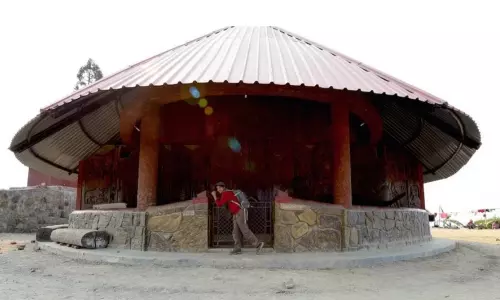 രാജ്യാതിർത്തിയിലെ വേലിയും നാഗാലാൻഡിലെ ലോംഗ്വയും രാജ്യാതിർത്തിയിലെ വേലിയും നാഗാലാൻഡിലെ ലോംഗ്വയും