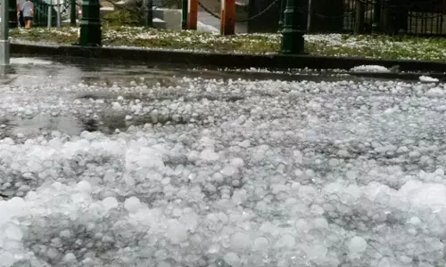 സൗദിയിലെ അസീർ പ്രവിശ്യയിലെ വിവിധ ഇടങ്ങളിൽ ആലിപ്പഴ വർഷം തുടരും