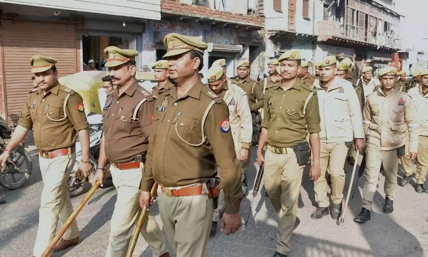 പാസ്പോർട്ടും ലൈസൻസും റദ്ദാക്കും; റോഡുകളിൽ നമസ്കാരം നടത്തുന്നവർക്കെതിരെ കർശന മുന്നറിയിപ്പുമായി യുപി പോലീസ് പാസ്പോർട്ടും ലൈസൻസും റദ്ദാക്കും; റോഡുകളിൽ നമസ്കാരം നടത്തുന്നവർക്കെതിരെ കർശന മുന്നറിയിപ്പുമായി യുപി പോലീസ്