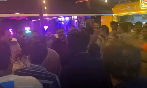 നാട്ടുകാര്‍ ബലം പ്രയോഗിച്ച് കടകളടപ്പിച്ചു; കോവൂർ-ഇരിങ്ങാടൻപള്ളി മിനി ബൈപ്പാസില്‍  കച്ചവടക്കാരും നാട്ടുകാരും വീണ്ടും ഏറ്റുമുട്ടി