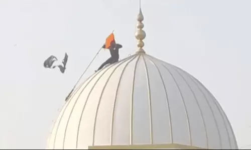 മഹാരാഷ്ട്രയിൽ ദർഗക്ക് നേരെ ആൾക്കൂട്ട ആക്രമണം; പച്ചക്കൊടി നീക്കം ചെയ്ത് കാവിക്കൊടി സ്ഥാപിച്ചു