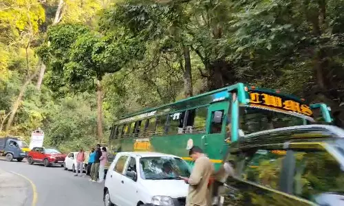 താമരശ്ശേരി ചുരത്തിലെ ഗതാഗതക്കുരുക്ക്; ആറാം വളവില്‍ കുടുങ്ങിയ ബസ് മാറ്റി