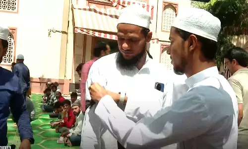 വഖഫ് നിയമ ഭേദഗതിക്കെതിരായ പ്രതിഷേധം: ജുമാ നമസ്ക്കാരത്തിൽ കറുപ്പ് റിബൺ ധരിച്ച് മുസ്‌ലിം ലീഗ് എംപിമാർ