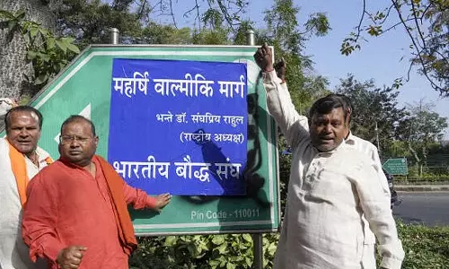 ‍‌‌ഡൽഹിയിൽ മു​ഗൾ രാജാക്കന്മാരുടെ പേരിലുള്ള റോഡുകളുടെ ബോർഡുകൾ വികൃതമാക്കി; പുതിയ പേരൊട്ടിച്ചു