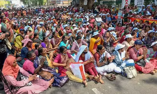 സമരം കടുപ്പിച്ച് ആശമാർ; സമരത്തിന്റെ അൻപതാം നാൾ മുടി മുറിച്ച് പ്രതിഷേധിക്കും സമരം കടുപ്പിച്ച് ആശമാർ; സമരത്തിന്റെ അൻപതാം നാൾ മുടി മുറിച്ച് പ്രതിഷേധിക്കും