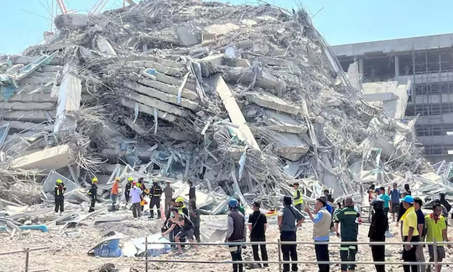 ഭൂകമ്പത്തില് വിറങ്ങലിച്ച് മ്യാൻമര്; മരണം 1600 കടന്നു, 3500 ഓളം പേര്ക്ക് പരിക്ക് ഭൂകമ്പത്തില് വിറങ്ങലിച്ച് മ്യാൻമര്; മരണം 1600 കടന്നു, 3500 ഓളം പേര്ക്ക് പരിക്ക്