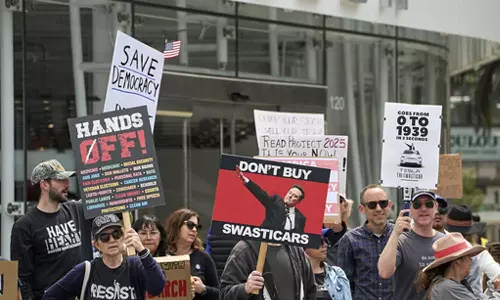 ടെസ്‌ല ഷോറൂമുകള്‍ക്ക് മുമ്പില്‍ മസ്കിനെതിരെ വീണ്ടും പ്രതിഷേധം; ജര്‍മനിയില്‍ ഏഴ് ടെസ്‌ല കാറുകള്‍ കത്തിനശിച്ചു