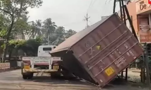 വടക്കൻ പറവൂരിൽ ലോറിയിൽ നിന്ന് കണ്ടെയ്നർ തെറിച്ചുവീണു; ഇരുചക്ര യാത്രികര്‍ക്ക് നിസാര പരിക്ക്, ഒഴിവായത് വന്‍ അപകടം