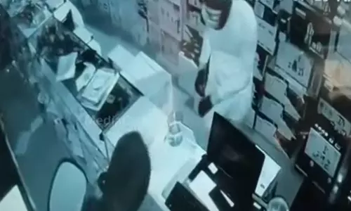 തൃശൂർ തലോറിൽ മൊബൈൽ ഷോപ്പിൽ മോഷണം; 25 ലക്ഷം രൂപയുടെ നഷ്ടം