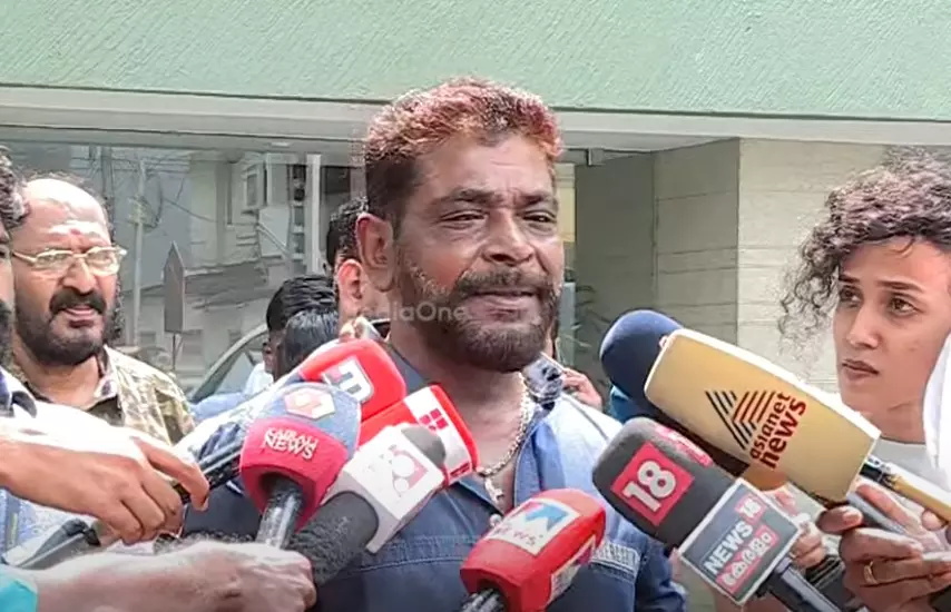 എമ്പുരാന്റെ കഥ മോഹൻലാലിന് അറിയാമായിരുന്നു, പൃഥ്വിരാജിനെ ഒറ്റ തിരിഞ്ഞ് ആക്രമിക്കാൻ അനുവദിക്കില്ല: ആന്റണി പെരുമ്പാവൂര് എമ്പുരാന്റെ കഥ മോഹൻലാലിന് അറിയാമായിരുന്നു, പൃഥ്വിരാജിനെ ഒറ്റ തിരിഞ്ഞ് ആക്രമിക്കാൻ അനുവദിക്കില്ല: ആന്റണി പെരുമ്പാവൂര്