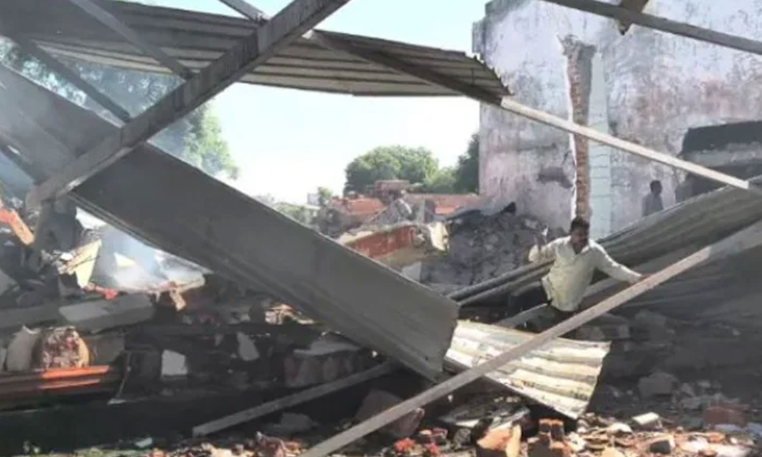 ഗുജറാത്തിൽ പടക്കനിർമാണശാലയിൽ സ്ഫോടനം; 13 മരണം