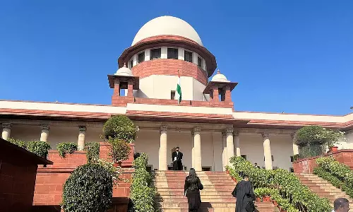 ദൃശ്യങ്ങൾ ഞെട്ടിച്ചു; യുപിയിൽ ബുൾഡോസറിന് മുന്നിൽ നിന്ന് പുസ്തകങ്ങൾ മാറോടണച്ച് ഓടുന്ന എട്ട് വയസുകാരിയുടെ ദൃശ്യങ്ങളിൽ സുപ്രീം കോടതി