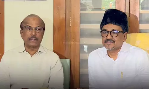 വഖഫ് ഭൂമി പിടിച്ചെടുക്കാൻ ഗൂഢ നീക്കമെന്ന് സാദിഖലി തങ്ങൾ; ബില്ലിനെ മുസ്‍ലിം ലീഗ് നിയമപരമായി നേരിടുമെന്ന് കുഞ്ഞാലിക്കുട്ടി