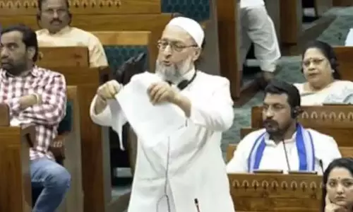 ഗാന്ധി ചെയ്തത് പോലെ ഞാനും ചെയ്യുന്നു; ലോക്സഭയിൽ വഖഫ് ബിൽ കീറിക്കളഞ്ഞ് അസദുദ്ദീൻ ഉവൈസി