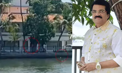 കായലിൽ മാലിന്യം എറിഞ്ഞു; ഗായകൻ എം.ജി ശ്രീകുമാറിന് 25,000 രൂപ പിഴ