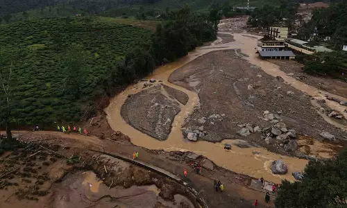 strict controls will continue in Mundakkai disaster areas