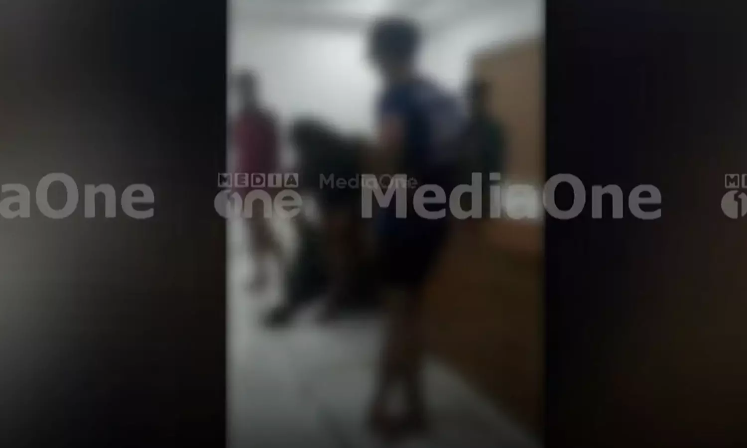 ടാർഗറ്റ് തികയ്ക്കാനായില്ല; ജീവനക്കാരെ നായ്ക്കളെപ്പോലെ ചങ്ങലയിട്ട്​ നടത്തിച്ചതായി ആരോപണം