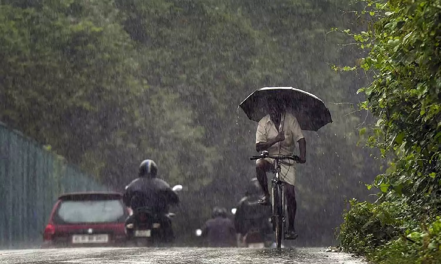 സംസ്ഥാനത്ത് വിവിധയിടങ്ങളിൽ മഴക്കെടുതി; ഇടുക്കിയിൽ ഒരാൾ മരിച്ചു സംസ്ഥാനത്ത് വിവിധയിടങ്ങളിൽ മഴക്കെടുതി; ഇടുക്കിയിൽ ഒരാൾ മരിച്ചു