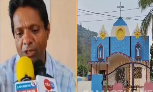 ഒഡീഷയിൽ മലയാളി വൈദികനെ പൊലീസ് പള്ളിയിൽ കയറി മർദിച്ചു ഒഡീഷയിൽ മലയാളി വൈദികനെ പൊലീസ് പള്ളിയിൽ കയറി മർദിച്ചു