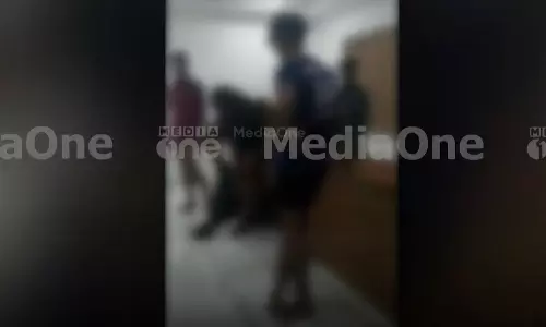 ടാർഗറ്റ് തികയ്ക്കാനായില്ല; ജീവനക്കാരെ നായ്ക്കളെപ്പോലെ ചങ്ങലയിട്ട്​ നടത്തിച്ചതായി ആരോപണം