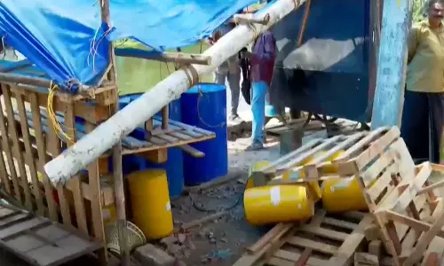 കോട്ടയത്ത് യുവാവിന്റെ ചായക്കട അയൽവാസി അടച്ചു തകർത്തു