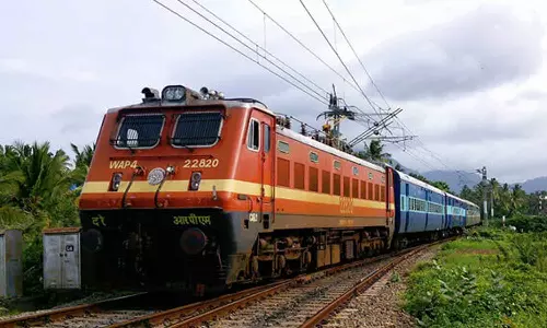 ഒറ്റപ്പാലത്ത് ട്രെയിനിൽ നിന്നും ചാടി ഇറങ്ങി യുവതി; ഗുരുതര പരിക്ക്