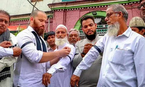 വഖഫ് ബില്ലിനെതിരെ പ്രതിഷേധിച്ചു; യുപിയില്‍ 300ലധികം പേര്‍ക്ക് രണ്ട് ലക്ഷം വീതം ബോണ്ട് കെട്ടാന്‍ നോട്ടീസ്