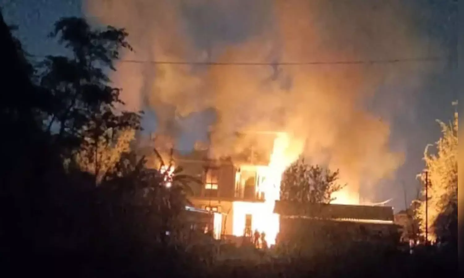 വഖഫ് ബില്ലിനെ പിന്തുണച്ചു; മണിപ്പൂരിൽ ബിജെപി നേതാവിന്റെ വീടിന് തീയിട്ട് പ്രതിഷേധക്കാർ