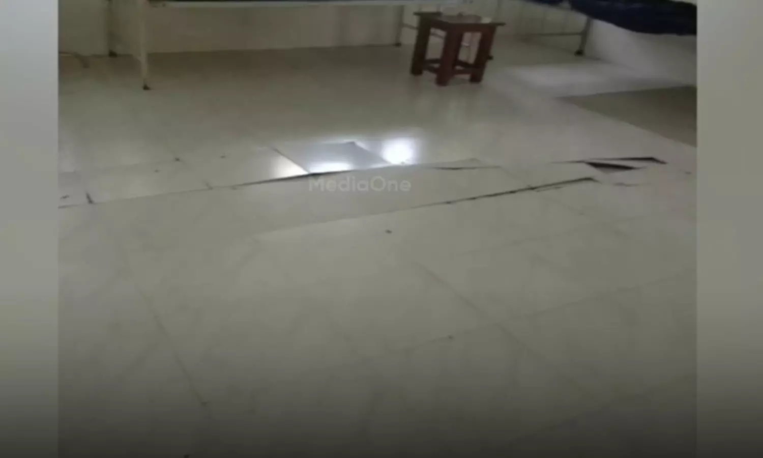 തിരുവനന്തപുരം എസ്എടി ആശുപത്രിയിലെ കുട്ടികളുടെ വാര്ഡില് ടൈലുകൾ വൻ ശബ്ദത്തോടെ പൊട്ടിത്തെറിച്ചു തിരുവനന്തപുരം എസ്എടി ആശുപത്രിയിലെ കുട്ടികളുടെ വാര്ഡില് ടൈലുകൾ വൻ ശബ്ദത്തോടെ പൊട്ടിത്തെറിച്ചു