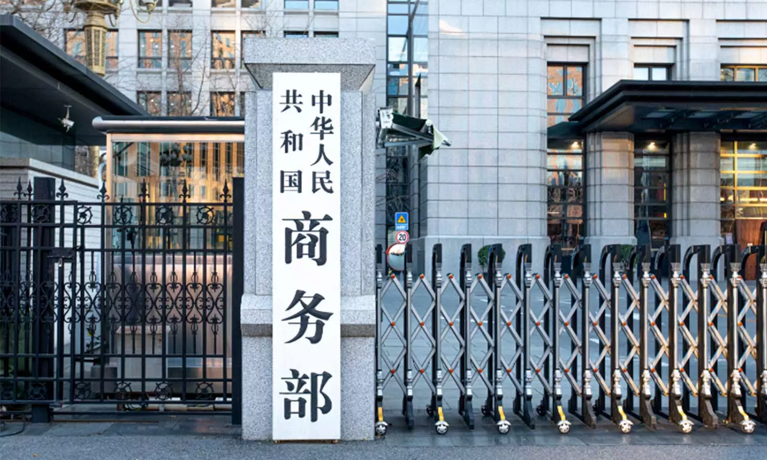 പകരച്ചുങ്കം: ഇങ്ങോട്ടു വന്നാൽ ചർച്ചയാവാമെന്ന് ട്രംപ്, കർശന നടപടികളുമായി തിരിച്ചടിച്ച് ചൈന പകരച്ചുങ്കം: ഇങ്ങോട്ടു വന്നാൽ ചർച്ചയാവാമെന്ന് ട്രംപ്, കർശന നടപടികളുമായി തിരിച്ചടിച്ച് ചൈന