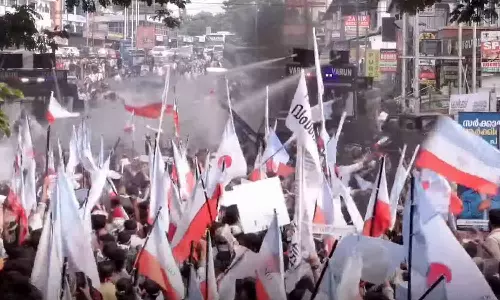 വഖഫ് ഭേദഗതിക്കെതിരായ സോളിഡാരിറ്റി- എസ്ഐഒ  എയർപോർട്ട് ഉപരോധത്തിൽ സംഘർഷം