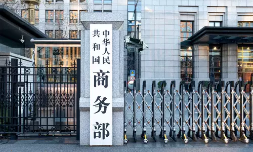 പകരച്ചുങ്കം: ഇങ്ങോട്ടു വന്നാൽ ചർച്ചയാവാമെന്ന് ട്രംപ്, കർശന നടപടികളുമായി തിരിച്ചടിച്ച് ചൈന പകരച്ചുങ്കം: ഇങ്ങോട്ടു വന്നാൽ ചർച്ചയാവാമെന്ന് ട്രംപ്, കർശന നടപടികളുമായി തിരിച്ചടിച്ച് ചൈന