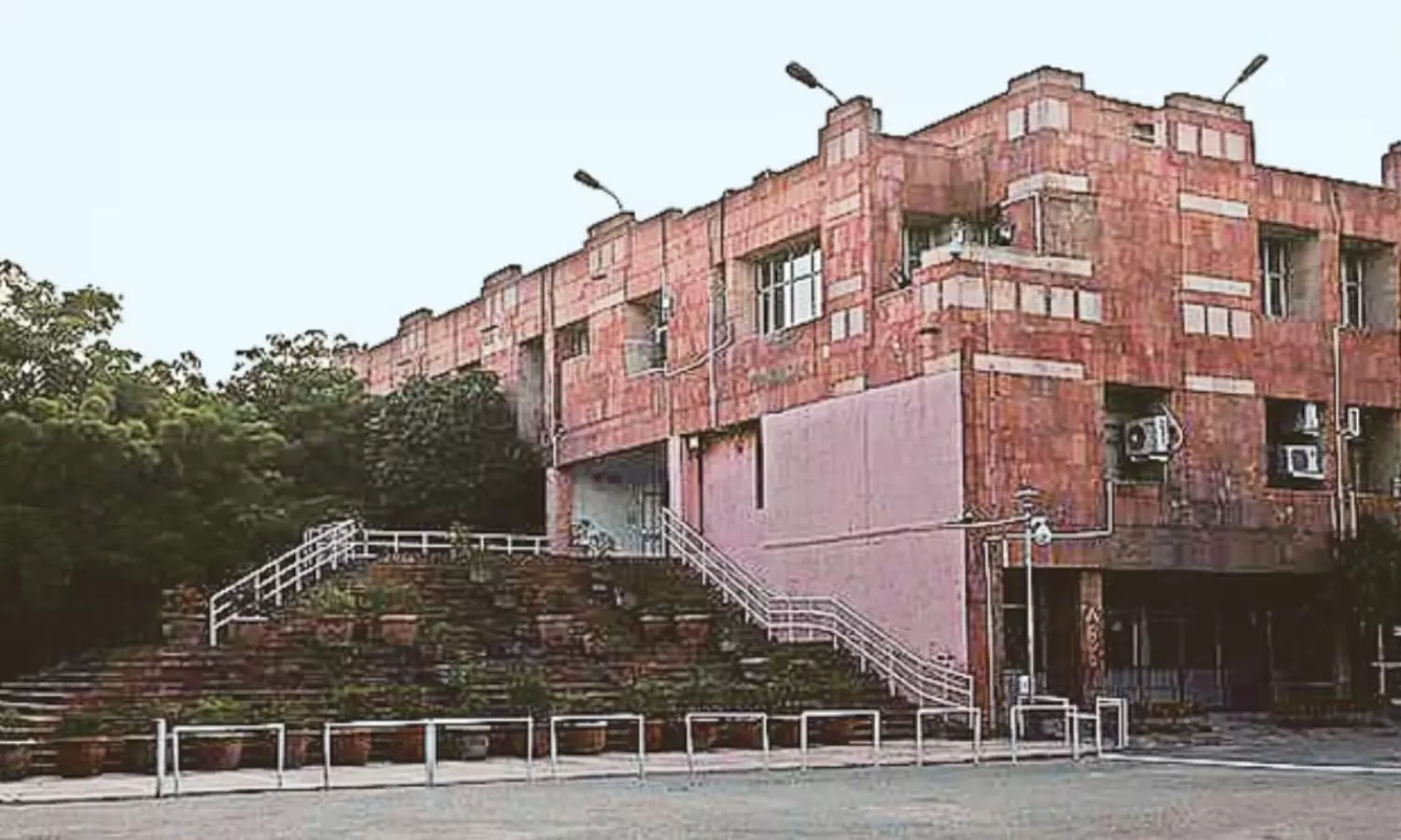 ജെഎൻയു അഫിലിയേഷനുണ്ടെന്ന് ആർഎസ്എസ് ബന്ധമുള്ള കോഴിക്കോട്ടെ ജേണലിസം കോളജ്; ഇല്ലെന്ന് സർവകലാശാല അധികൃതർ ജെഎൻയു അഫിലിയേഷനുണ്ടെന്ന് ആർഎസ്എസ് ബന്ധമുള്ള കോഴിക്കോട്ടെ ജേണലിസം കോളജ്; ഇല്ലെന്ന് സർവകലാശാല അധികൃതർ