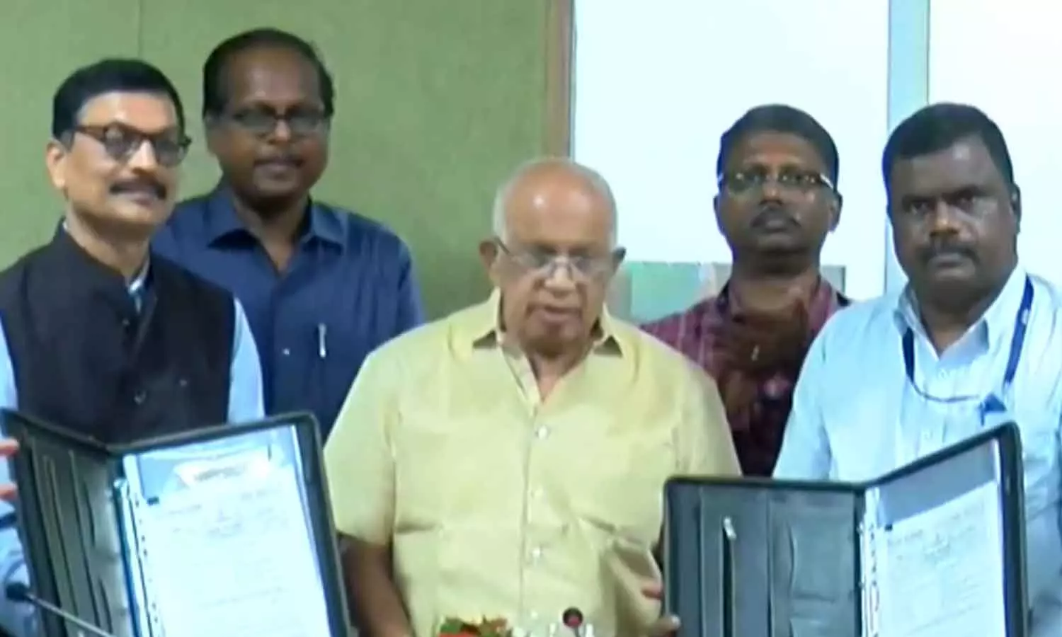 ബാറ്ററി എനർജി സ്റ്റോറേജ് പദ്ധതി വൈദ്യുതി കരാർ ഒപ്പിട്ട് വൈദ്യുതി മന്ത്രി കെ.കൃഷ്ണൻകുട്ടി ബാറ്ററി എനർജി സ്റ്റോറേജ് പദ്ധതി വൈദ്യുതി കരാർ ഒപ്പിട്ട് വൈദ്യുതി മന്ത്രി കെ.കൃഷ്ണൻകുട്ടി