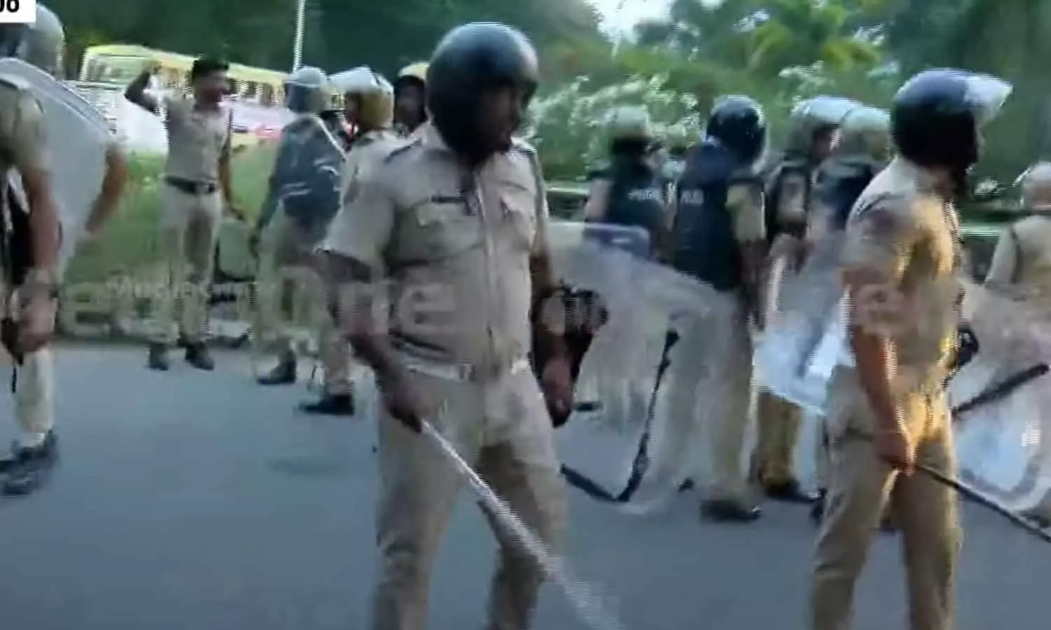 കേരള സർവകലാശാലയിൽ വിദ്യാർത്ഥി സംഘർഷം; പൊലീസ് ലാത്തി വീശി കേരള സർവകലാശാലയിൽ വിദ്യാർത്ഥി സംഘർഷം; പൊലീസ് ലാത്തി വീശി