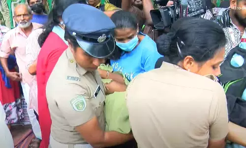 സിപിഒ റാങ്ക് ഹോൾഡേഴ്സിന്റെ സമരം: ചെന്നിത്തലയുടെ കൺമുന്നിൽ കുഴഞ്ഞുവീണ് സിപിഒ ഉദ്യോ​ഗാർഥി