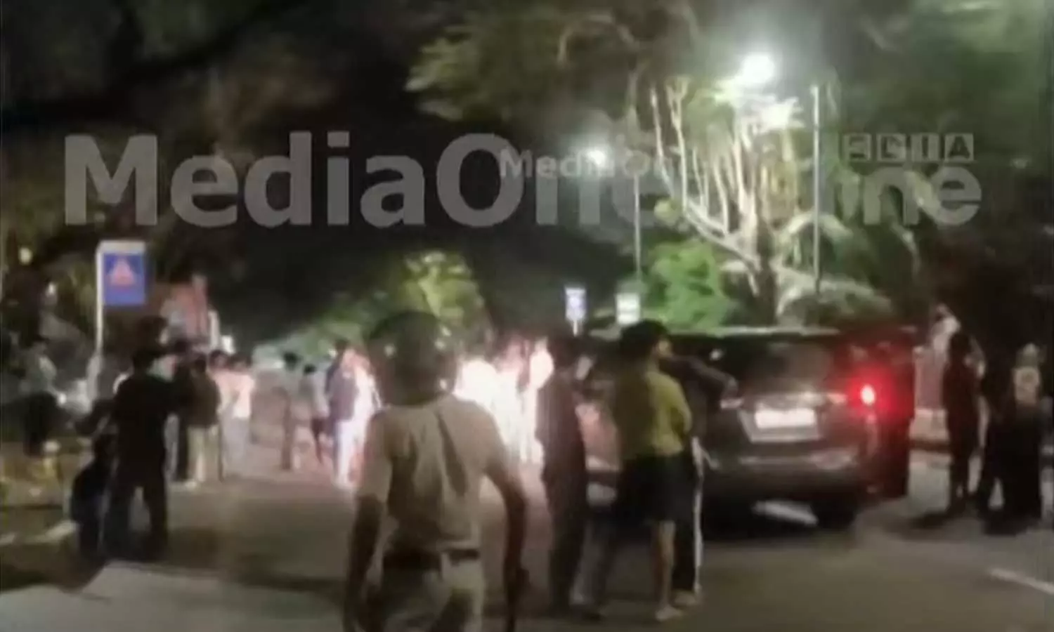 എറണാകുളം ജില്ലാ കോടതിയിൽ അഭിഭാഷകരും മഹാരാജാസ് കോളജ് വിദ്യാർഥികളും തമ്മിൽ ഏറ്റുമുട്ടൽ എറണാകുളം ജില്ലാ കോടതിയിൽ അഭിഭാഷകരും മഹാരാജാസ് കോളജ് വിദ്യാർഥികളും തമ്മിൽ ഏറ്റുമുട്ടൽ