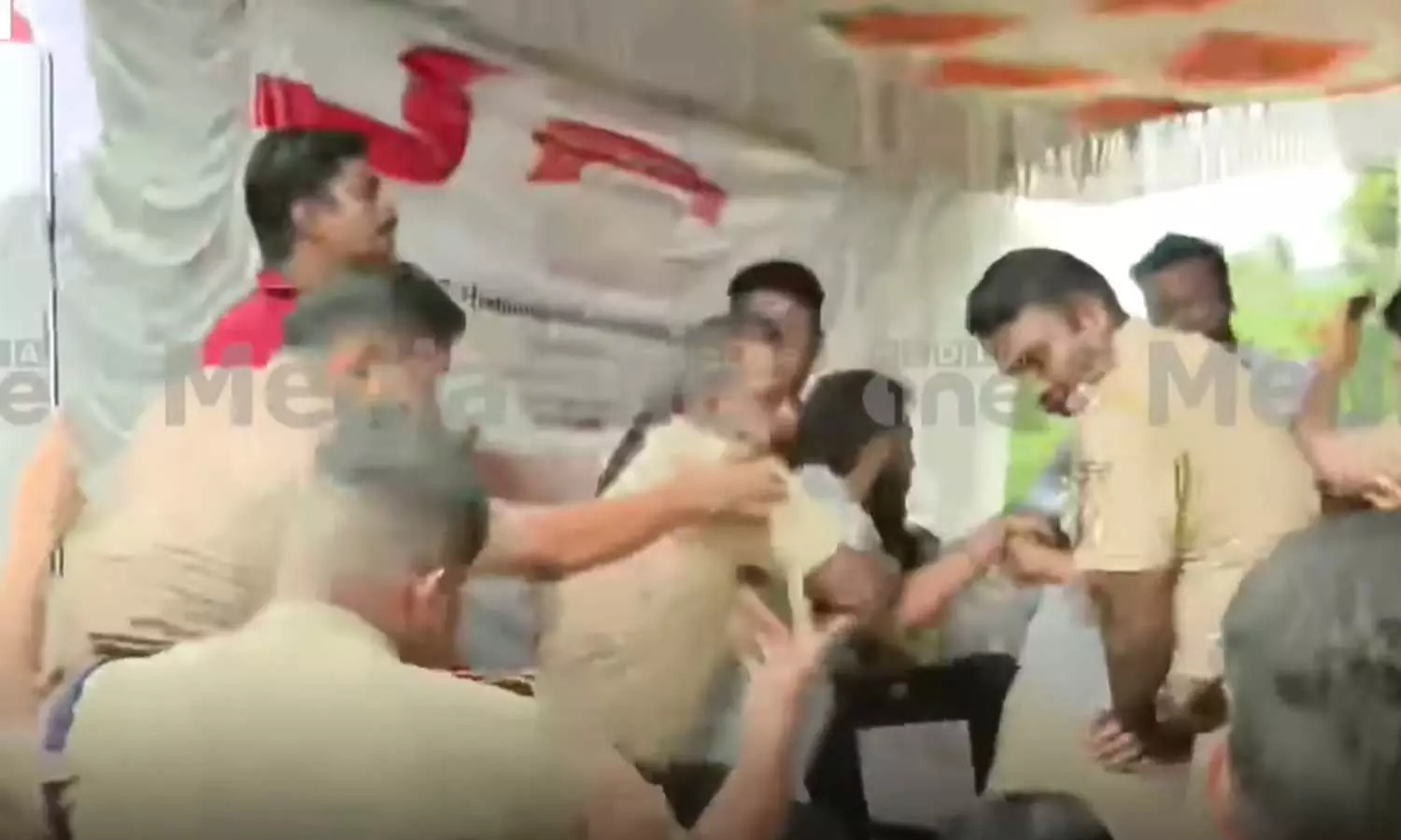 ഭിന്നശേഷി കേന്ദ്രത്തിന് ആർഎസ്എസ് നേതാവിൻ്റെ പേര്; പാലക്കാട് നഗരസഭയിൽ യൂത്ത് കോൺഗ്രസ്, ഡിവൈഎഫ്ഐ പ്രതിഷേധം ഭിന്നശേഷി കേന്ദ്രത്തിന് ആർഎസ്എസ് നേതാവിൻ്റെ പേര്; പാലക്കാട് നഗരസഭയിൽ യൂത്ത് കോൺഗ്രസ്, ഡിവൈഎഫ്ഐ പ്രതിഷേധം