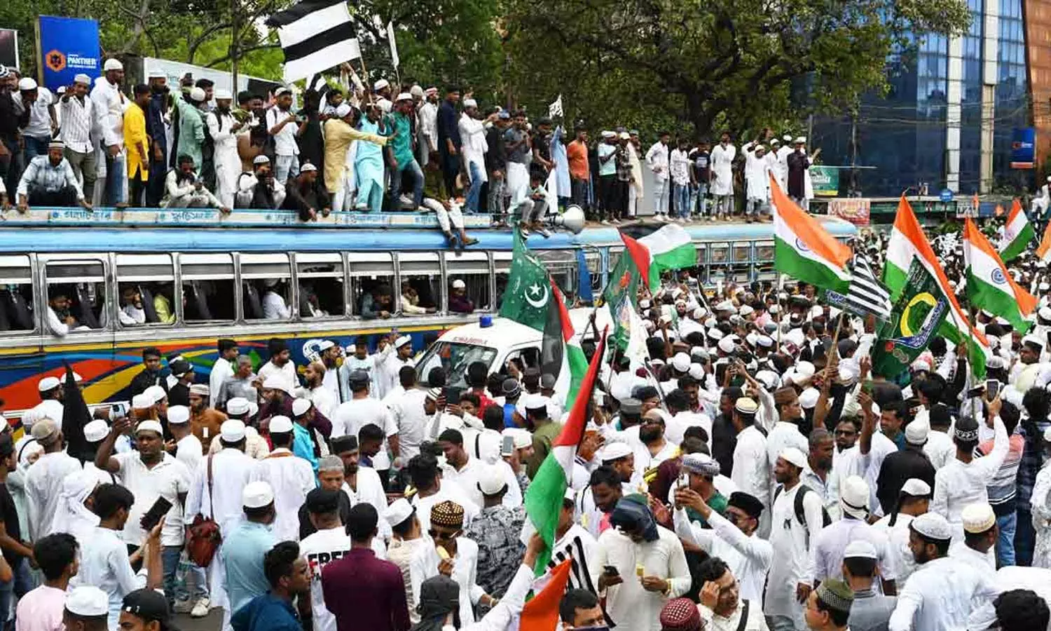 വഖഫ് ഭേദഗതി നിയമം; പ്രതിഷേധത്തിൽ മുങ്ങി രാജ്യം