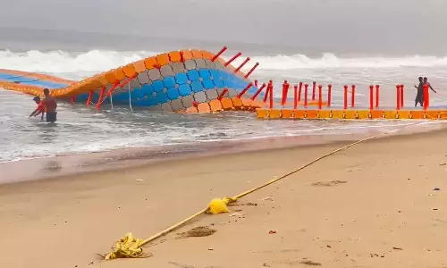 വർക്കല പാപനാശം ബീച്ചിലെ ഫ്ലോട്ടിങ് ബ്രിഡ്ജ് വീണ്ടും തകർന്നു