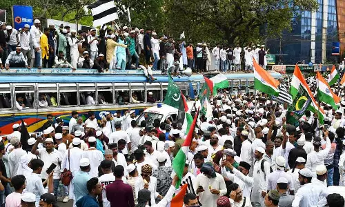 വഖഫ് ഭേദഗതി നിയമം; പ്രതിഷേധത്തിൽ മുങ്ങി രാജ്യം