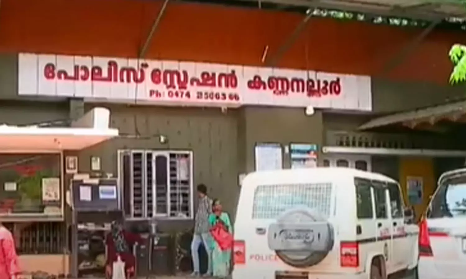 കൊല്ലത്ത് ബിഎസ്എൻഎൽ ജീവനക്കാരിയെയും കുടുംബത്തെയും ആക്രമിച്ച കേസ്; ആറ് പ്രതികൾ കീഴടങ്ങി കൊല്ലത്ത് ബിഎസ്എൻഎൽ ജീവനക്കാരിയെയും കുടുംബത്തെയും ആക്രമിച്ച കേസ്; ആറ് പ്രതികൾ കീഴടങ്ങി