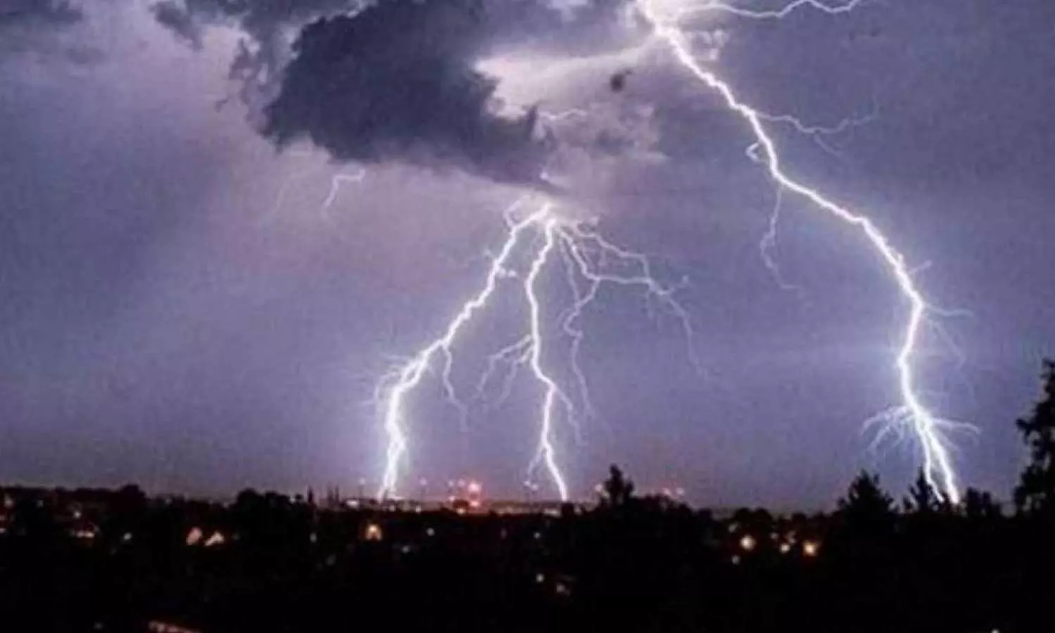 കനത്ത മഴയും ഇടിമിന്നലും; ബിഹാറിലും ഉത്തർപ്രദേശിലുമായി 47 മരണം കനത്ത മഴയും ഇടിമിന്നലും; ബിഹാറിലും ഉത്തർപ്രദേശിലുമായി 47 മരണം