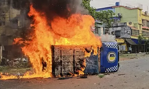 പൊലീസ് വാഹനം കത്തിച്ചു, ട്രെയിനിന് നേരെ കല്ലേറ്; ബംഗാളിൽ വഖഫ് നിയമത്തിനെതിരായ പ്രതിഷേധ മാര്‍ച്ചില്‍ സംഘര്‍ഷം