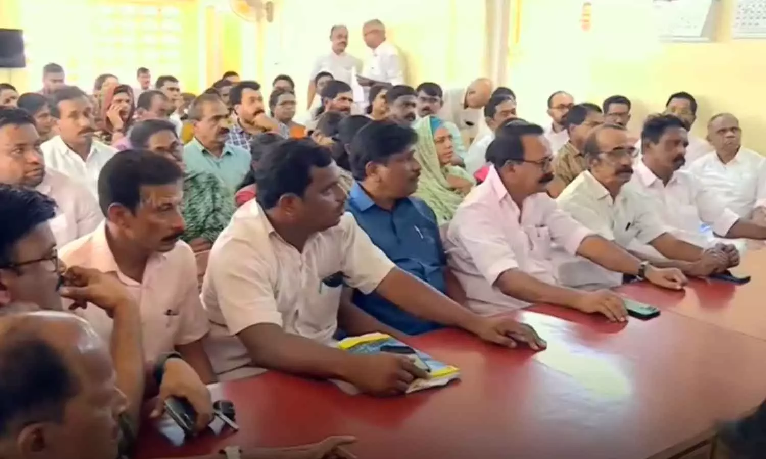 വി.എസ് ജോയിയോ ആര്യാടൻ ഷൗക്കത്തോ? നിലമ്പൂർ ഉപതെരഞ്ഞെടുപ്പിൽ കോൺഗ്രസിൽ സ്ഥാനാർഥി നിർണയ ചർച്ച സജീവം