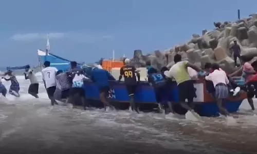 പൊഴിമുഖം മണൽ അടിഞ്ഞ് മൂടി; ദുരിതമൊഴിയാതെ മുതലപ്പൊഴിയിലെ മത്സ്യത്തൊഴിലാളികൾ