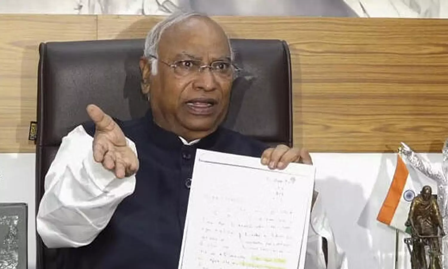 അംബേദ്കറുടെ പേര് ഉപയോഗിക്കുന്നുണ്ടെങ്കിലും മോദി സർക്കാർ ഒന്നും ചെയ്യുന്നില്ല: മല്ലികാർജുൻ ഖാർഗെ അംബേദ്കറുടെ പേര് ഉപയോഗിക്കുന്നുണ്ടെങ്കിലും മോദി സർക്കാർ ഒന്നും ചെയ്യുന്നില്ല: മല്ലികാർജുൻ ഖാർഗെ