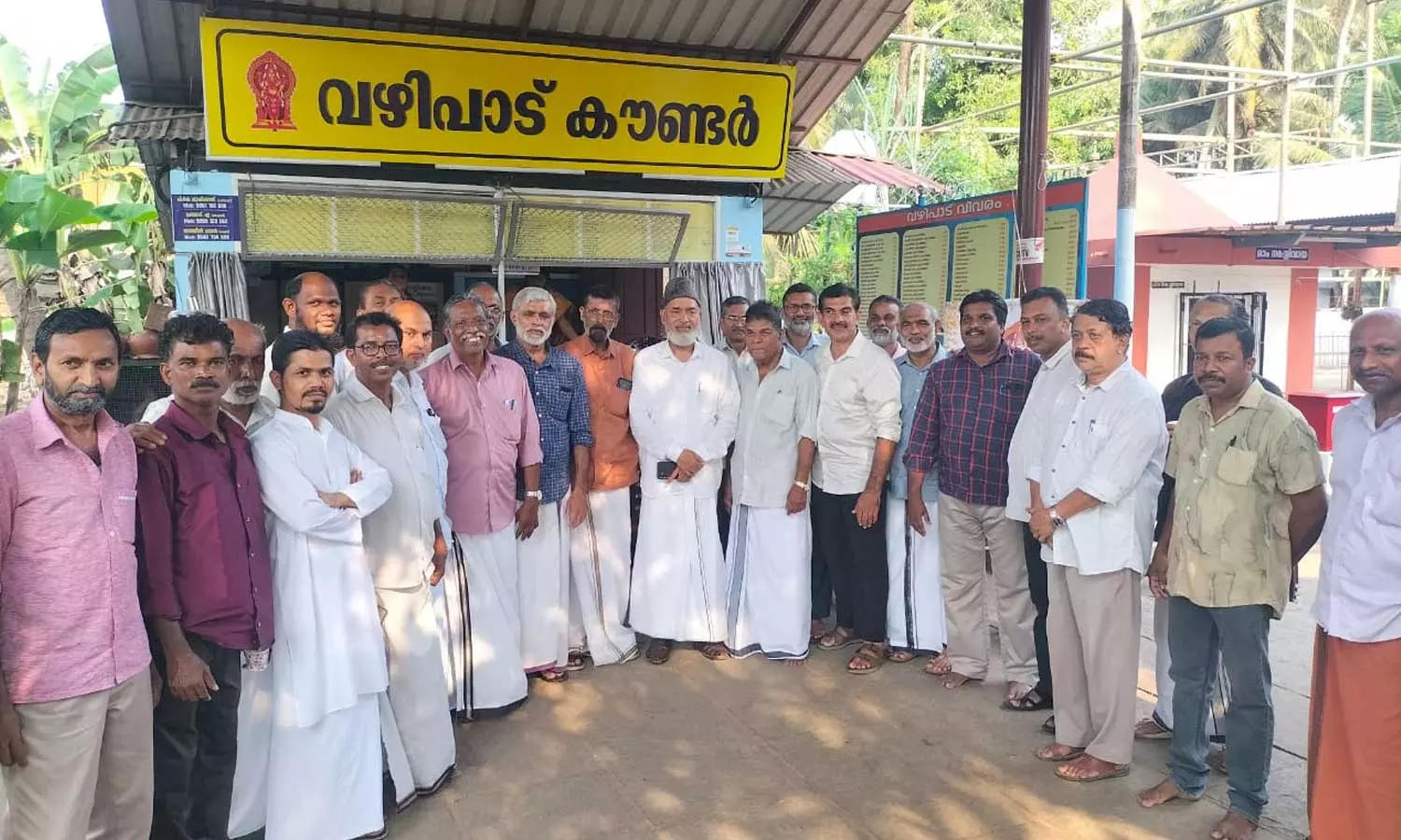 ക്ഷേത്രോത്സവത്തിന് തയ്യാറാക്കിയ ഗ്രൗണ്ട് പെരുന്നാൾ നമസ്കാരത്തിന് വിട്ടുനൽകി; നന്ദിയറിയിച്ച് പള്ളി ഭാരവാഹികൾ ക്ഷേത്രോത്സവത്തിന് തയ്യാറാക്കിയ ഗ്രൗണ്ട് പെരുന്നാൾ നമസ്കാരത്തിന് വിട്ടുനൽകി; നന്ദിയറിയിച്ച് പള്ളി ഭാരവാഹികൾ