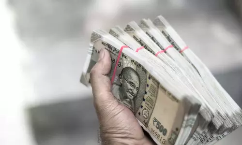 ഹണിട്രാപ്പിൽ കുടുക്കി ഒന്നരക്കോടി തട്ടി; ദമ്പതികൾക്കും സുഹൃത്തിനുമെതിരെ കേസ്